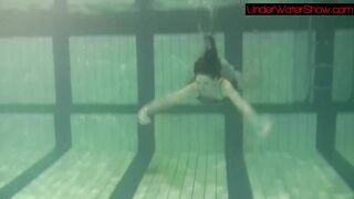 Blackhaired Beauty Irina Underwater